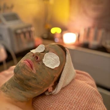 A nourishing clay mask treatment